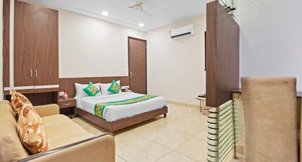 Treebo Elegant Palace Room Type - Spacious Deluxe Room