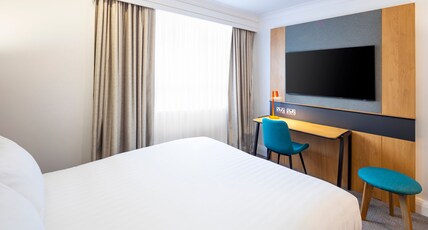 Holiday Inn GLOUCESTER - CHELTENHAM Room Type - 1 Queen Bed Standard