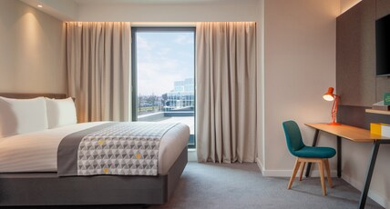Holiday Inn LONDON - HEATHROW BATH ROAD Room Type - 1 Queen Standard Accessible