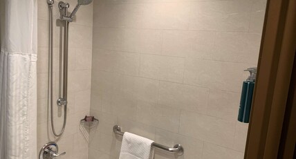 Doubletree by Hilton Whittier Los Angeles Room Type - 1 KING BED ACCESS BATHTUB