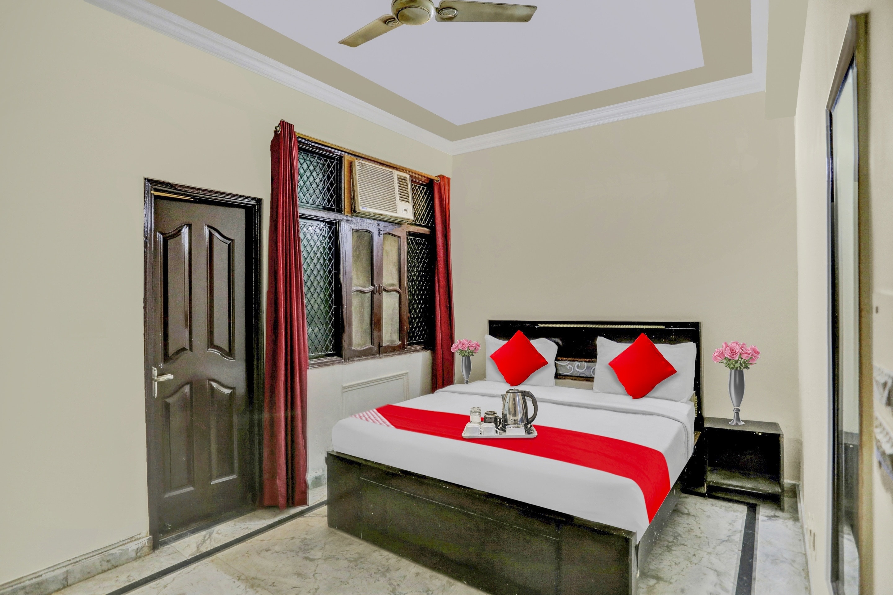 Hotel O DIAMOND TREE SECTOR 49 NOIDA NEAR PRAYAG HOSPITAL - Tap to explore photos