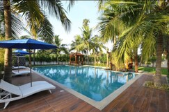Coco Retreat Farm Villa | Room & Pool