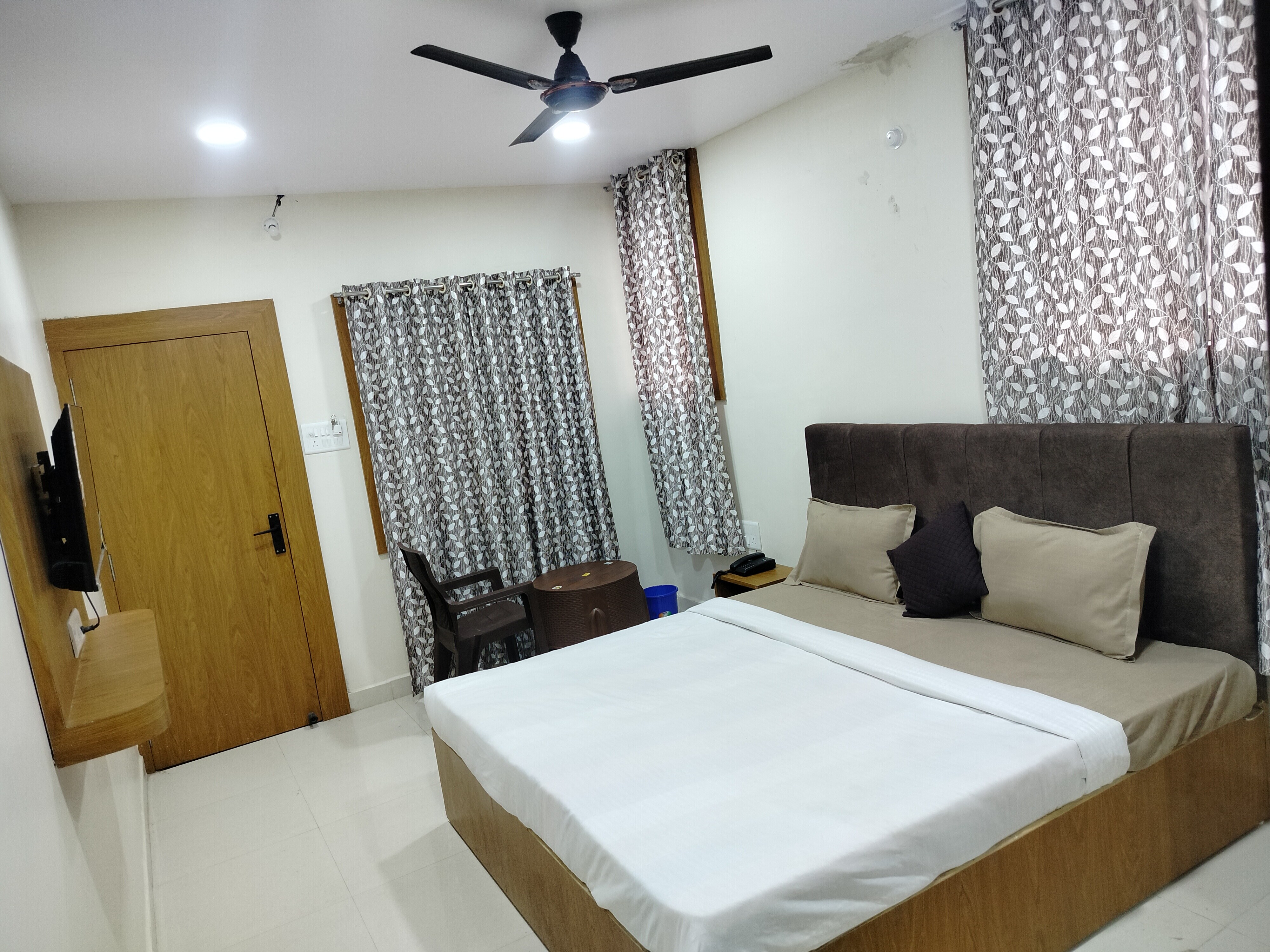 hotel jagruti inn - Tap to explore photos