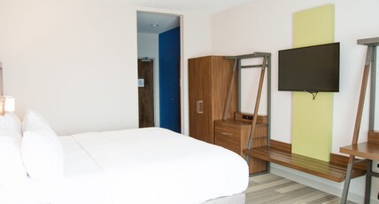 Holiday Inn Express SLIDELL Room Type - 1 King Bed Standard Mobil Access Tub