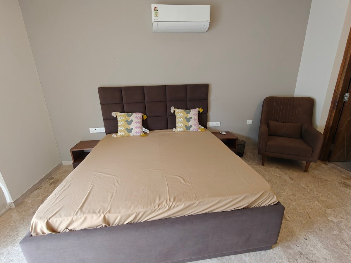 Luxury Room 5 with Ensuite in Sector 34 Chandigarh - Tap to explore photos