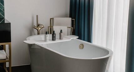 The Halyard Liverpool, Vignette Collection, an IHG Hotel Room Type - 1 Bedroom Suite DockView Balcony Top Floor Feature Bath