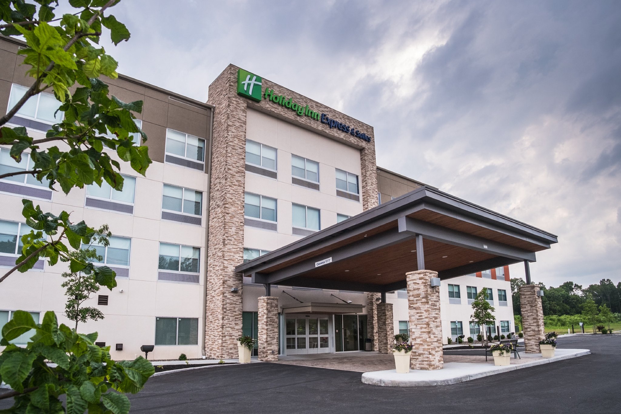 Holiday Inn Express & Suites Kingston-Ulster - Tap to explore photos