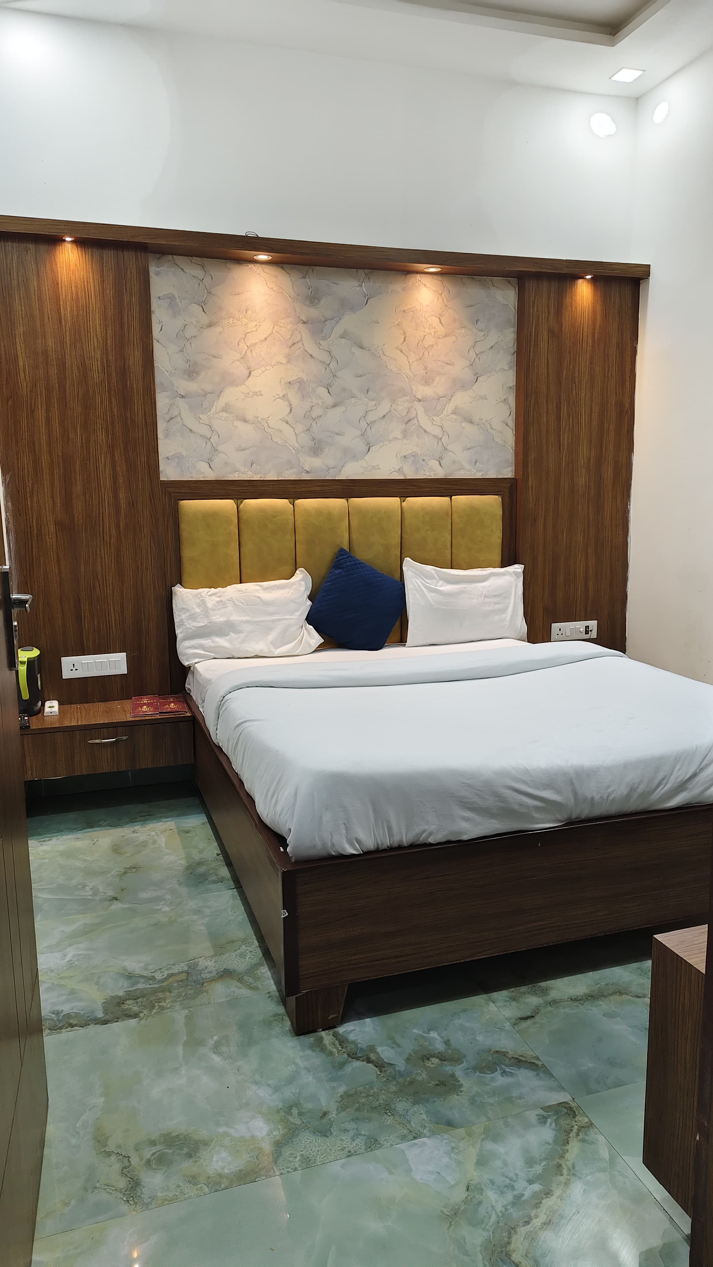 RJ PALACE HOMESTAY AGRA - Tap to explore photos