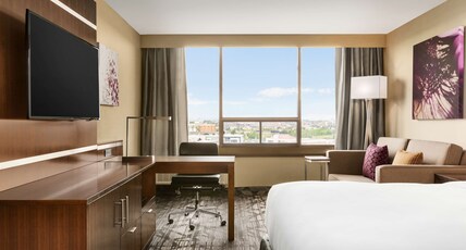 DoubleTree by Hilton Toronto Airport West Room Type - 1 KING LARGER ROOM