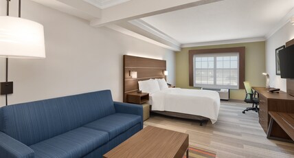 Holiday Inn Express & Suites BYRON Room Type - 1 Queen Bed Suite Mobil Access Tub