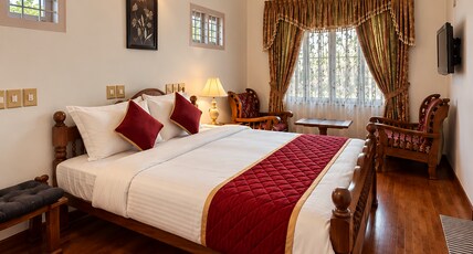 Cleetys Residency Room Type - Deluxe King Room