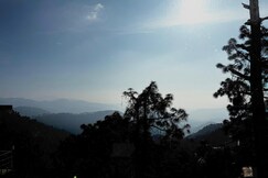 Luxury 1bhk free parking 15 min to Mall Road