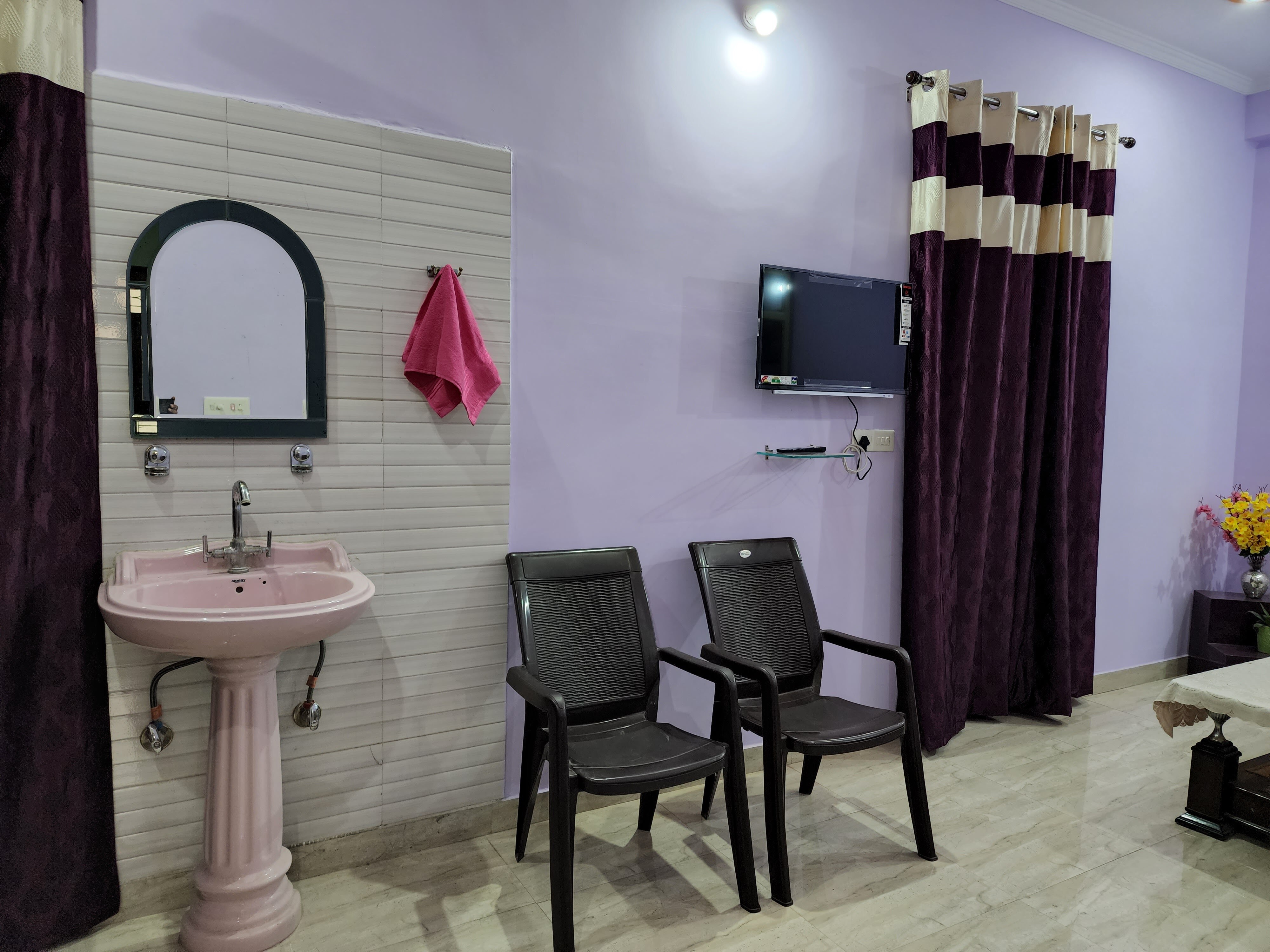Daksh HomeStay - Tap to explore photos