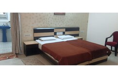 Emerald Homes and Service Apartment