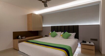 Treebo Premium D Consulate, 5 Mins Walk To US Consulate Room Type - Superior Room