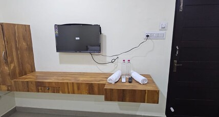 Sun Residency Room Type - Deluxe Room NON AC