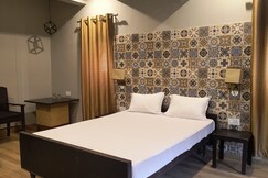 CAFE HANGOUT (VRINDAVAN)