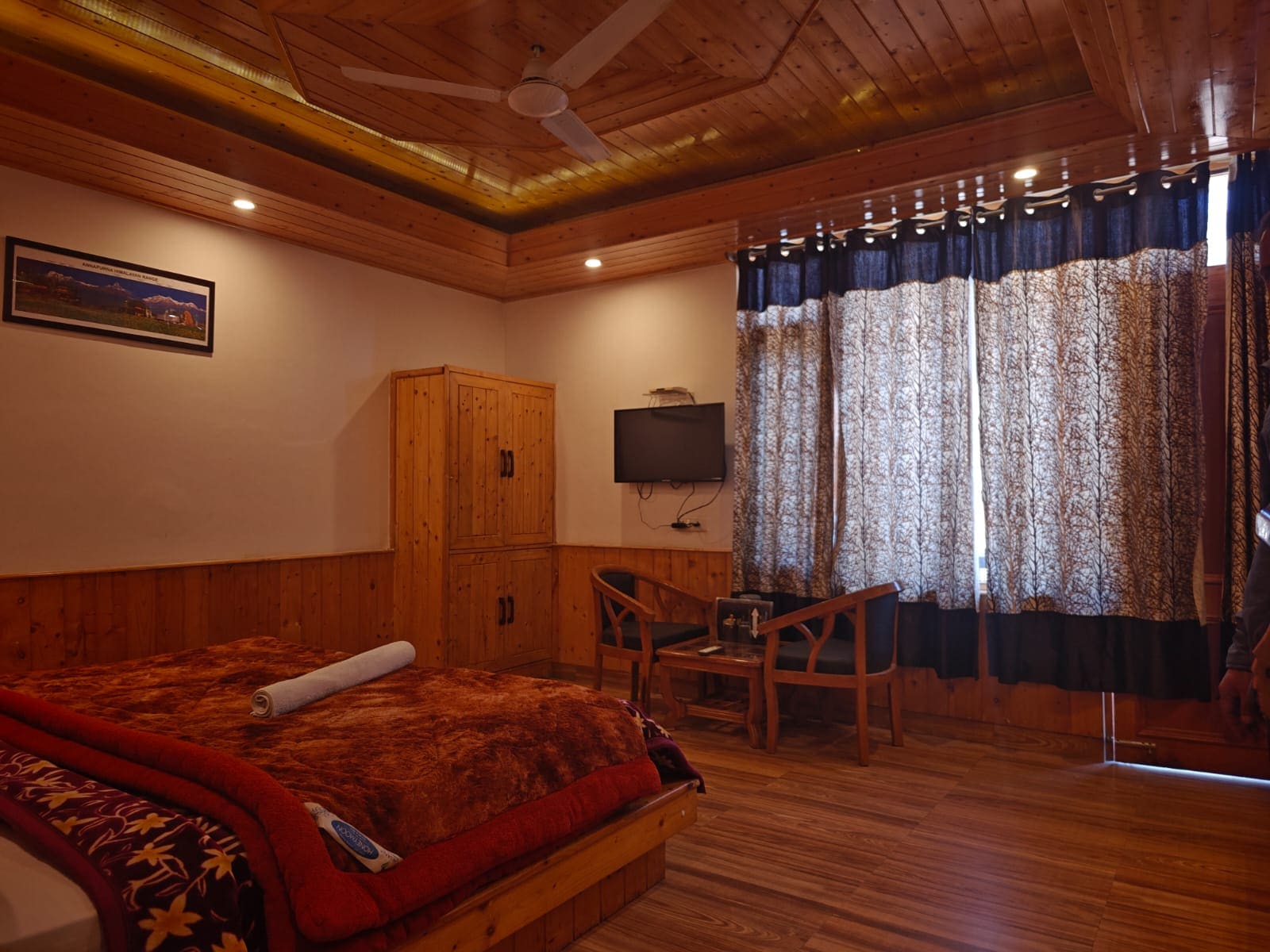 Hotel Snow Villa- 5 min Drive from Volvo Bus Stand - Tap to explore photos
