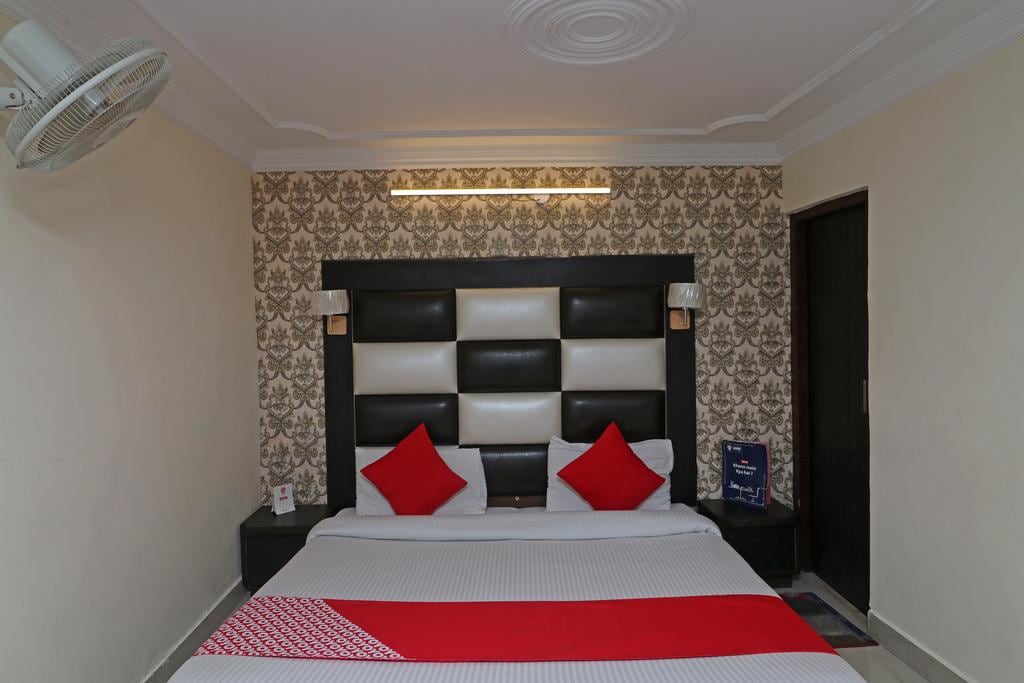 Hotel Moonlight  - Tap to explore photos