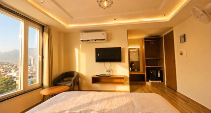 THE MONTARA Room Type - King Room with Mountain View