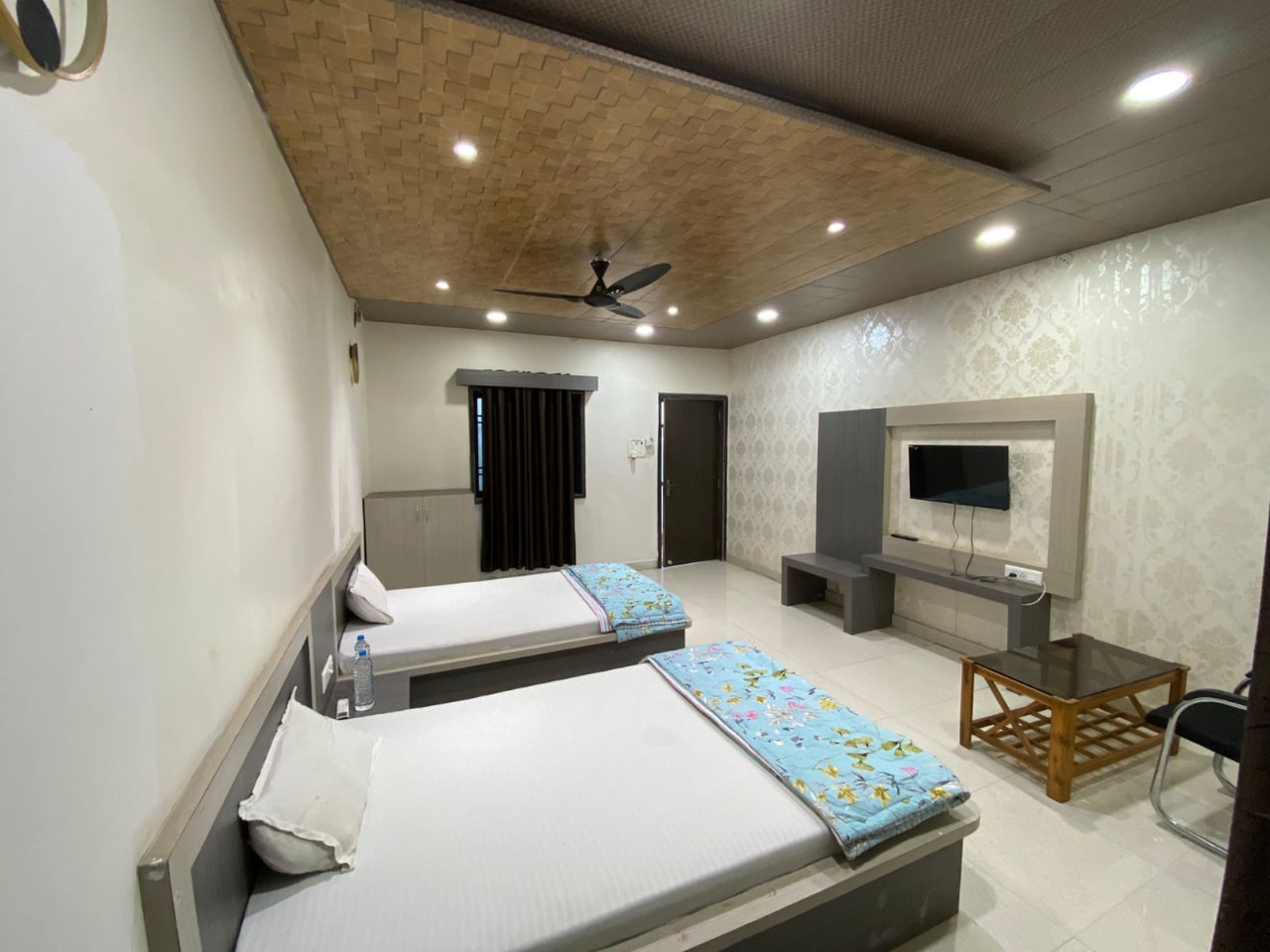 Hotel Simran Palace - Tap to explore photos