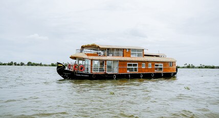 SREEKRISHNA HOUSEBOATS Room Type - 3 Bedroom Suite with Air Conditioning