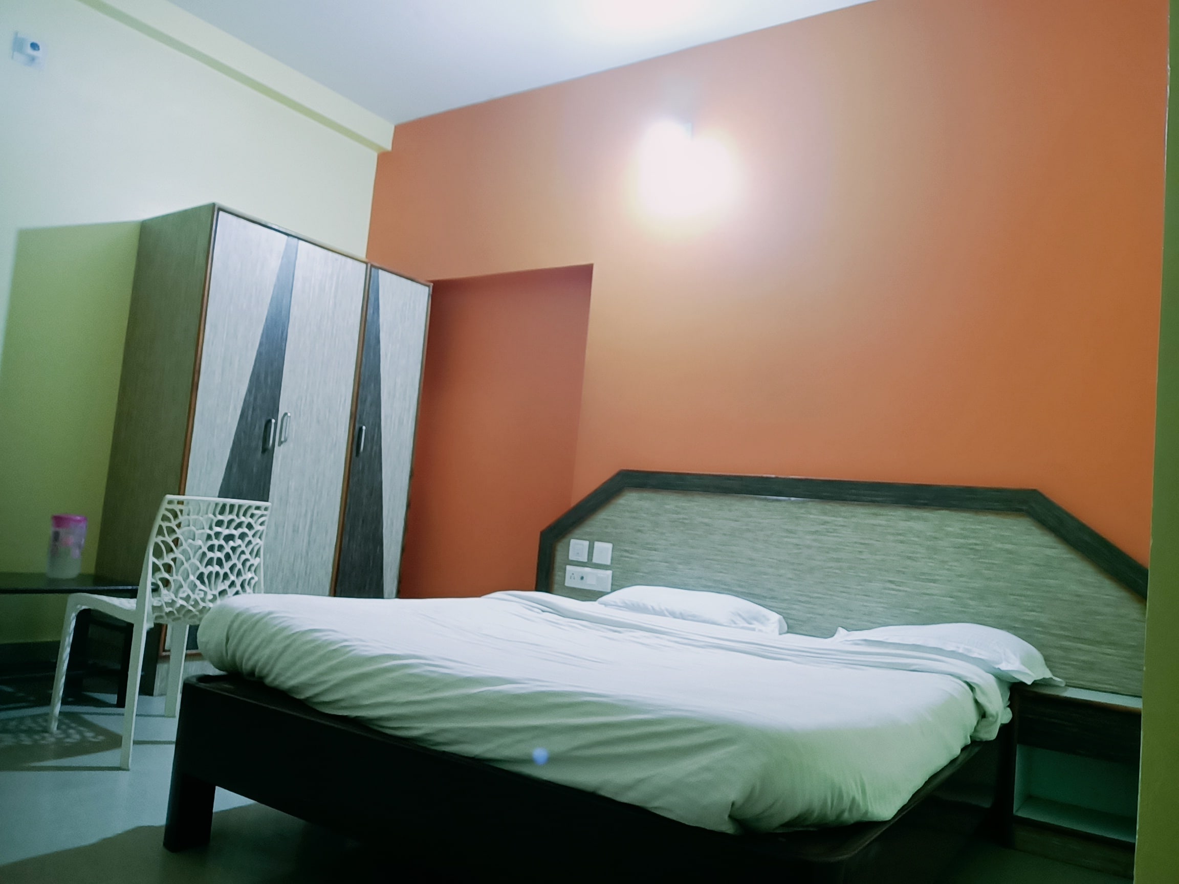 D 2 Holiday Inn - Tap to explore photos