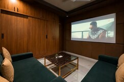 Instay 677 I 3bhk luxury Service Apartment Unitech Cyber Park