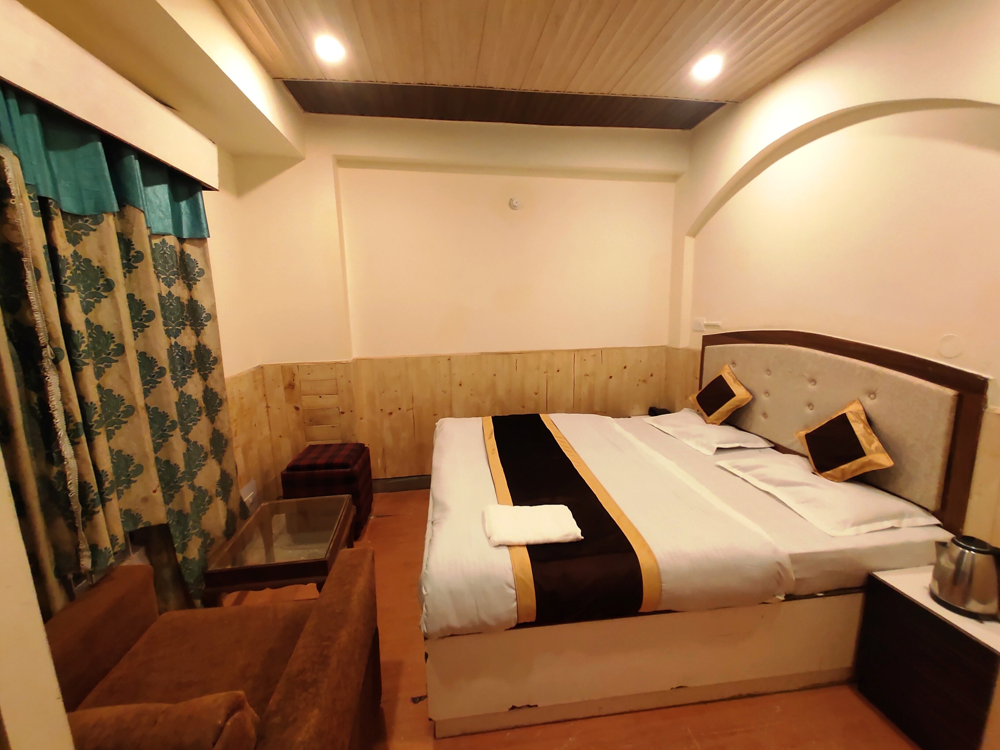 Hotel Shorya Regency - Tap to explore photos