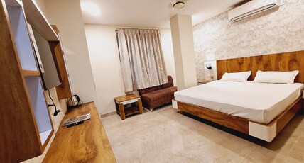 HOTEL FOUR SEASON Room Type - Premium Room