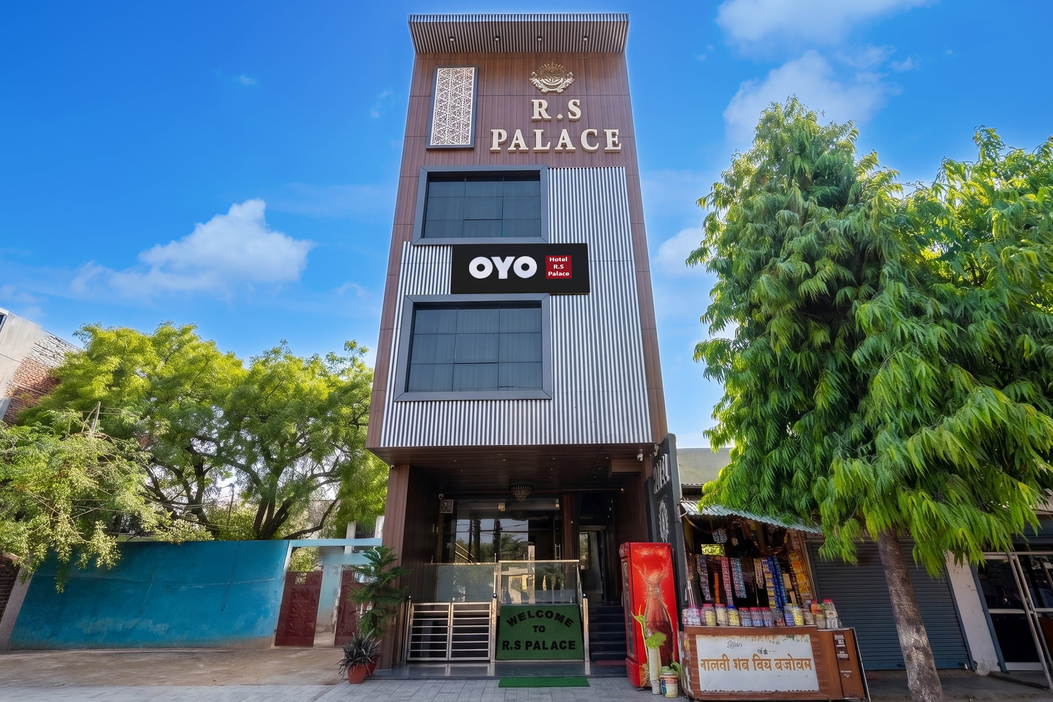 OYO 844202 RS PALACE JHANSI - Tap to explore photos
