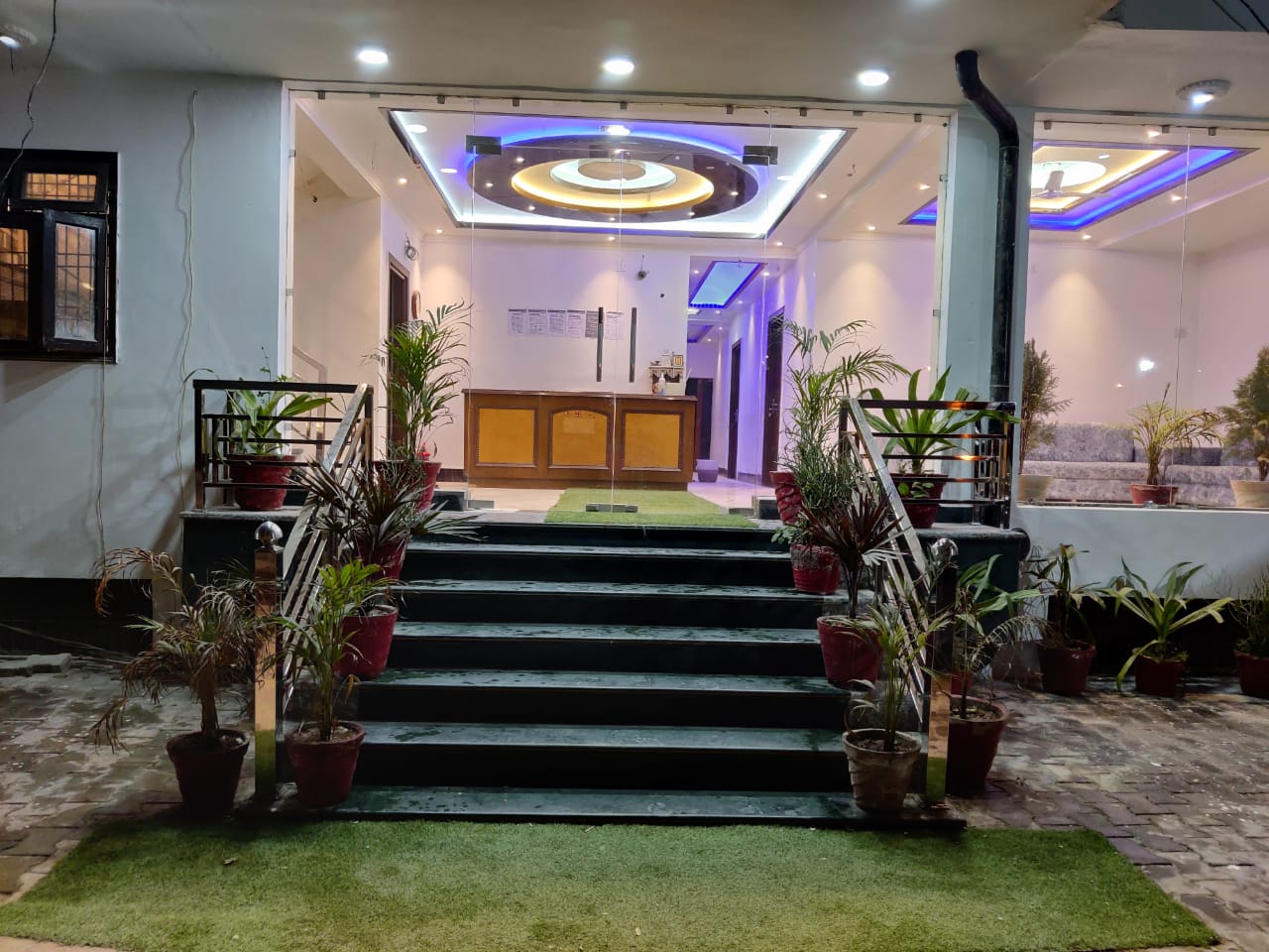 Tripti Hotel - Tap to explore photos