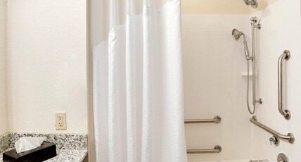 Holiday Inn Express & Suites Nevada, an IHG Hotel Room Type - 1 King Bed Suite Mobil Access Tub
