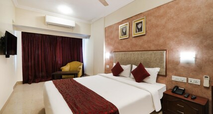 7 Apple Hotel Pimpri Pune Room Type - Standard Queen Bed Room with Work Desk