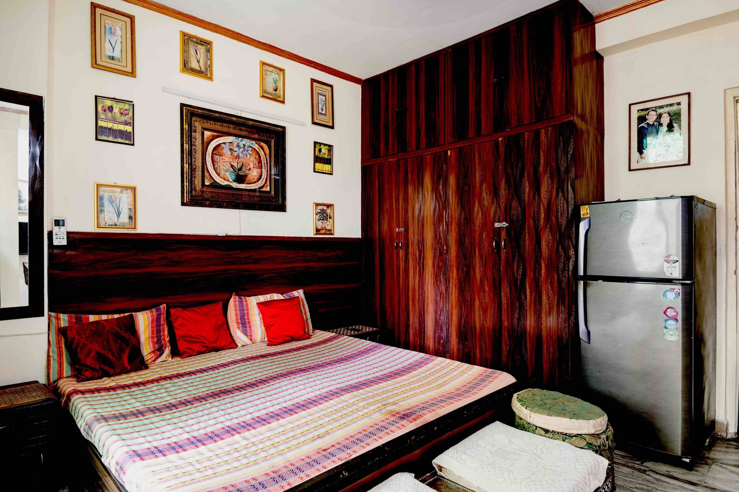 Cozy Designer Room With Airel Green View C R Park - Tap to explore photos