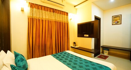 Hotel Aarya Inn Room Type - Deluxe Room