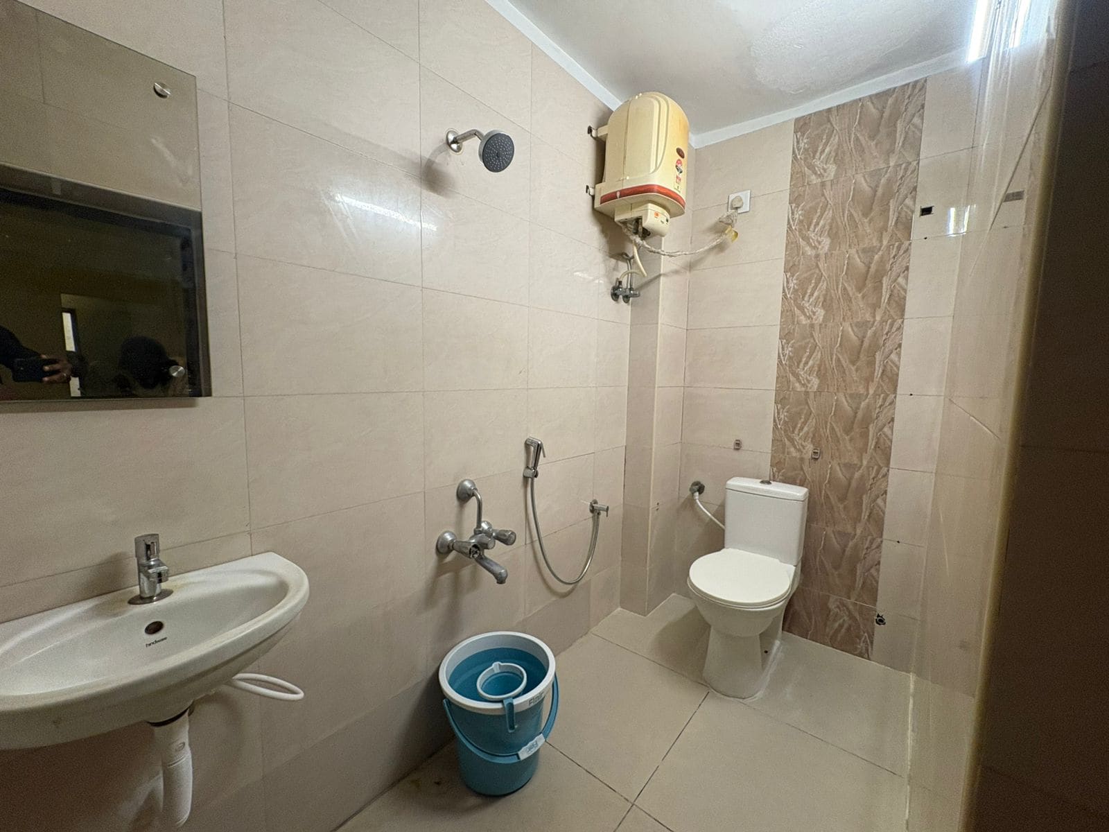 HOTEL ROYAL KING Near Express Avenue Mall, EA Chambers, Australian Consulate - Tap to explore photos