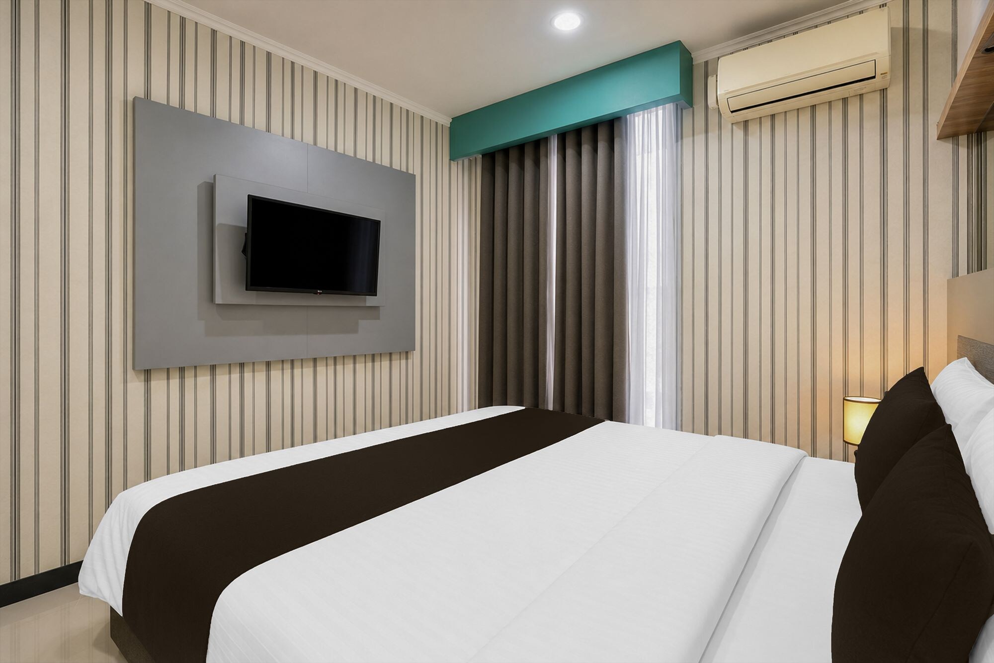 Townhouse Oak Hotel Damar Kurung - Tap to explore photos