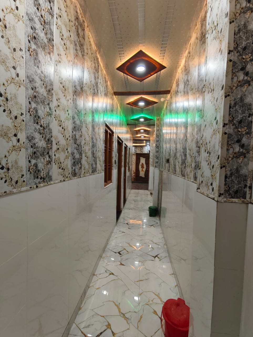 Guest House Raj Raghunandan - Tap to explore photos