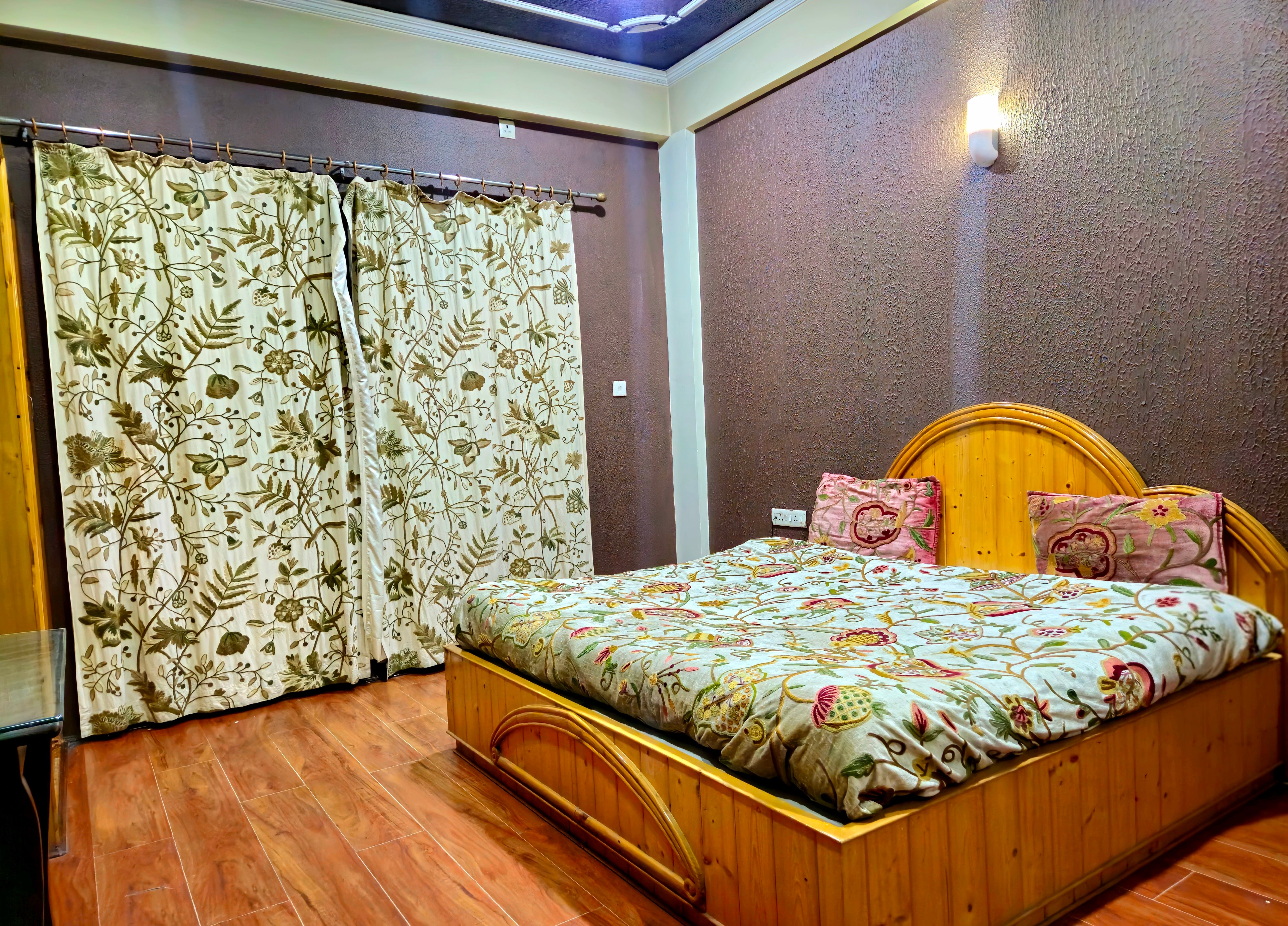 Hotel Shefaf - Tap to explore photos