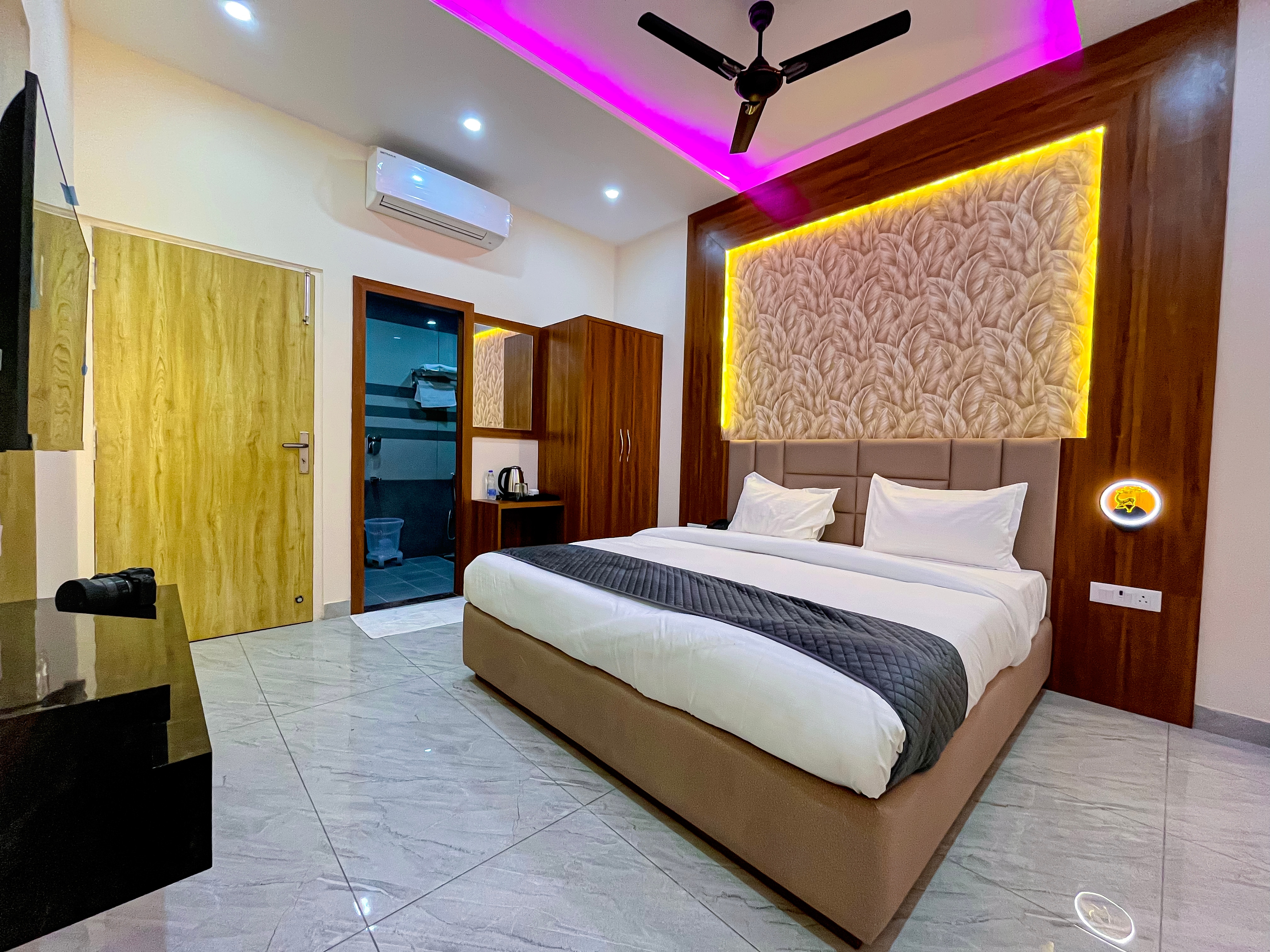 Hotel Radhika Stay- walking disctance from Salasar Balaji - Tap to explore photos