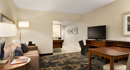 Embassy Suites Denver - Downtown/Convention Center Room Type - 2QN STE MOB HR ACC RI-S NS