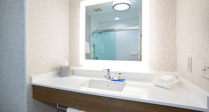 Holiday Inn Express & Suites Phoenix - Glendale Sports Dist Room Type - 1 King Standard Communications Accessible