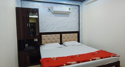 Ansh Paying Guest | Near Kashi Vishwanath Temple Room Type - Double Bed Ac Room With King Size Bed