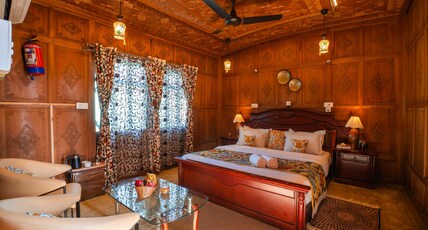 Moustache Houseboat Srinagar Room Type - Superior Room with Bathtub