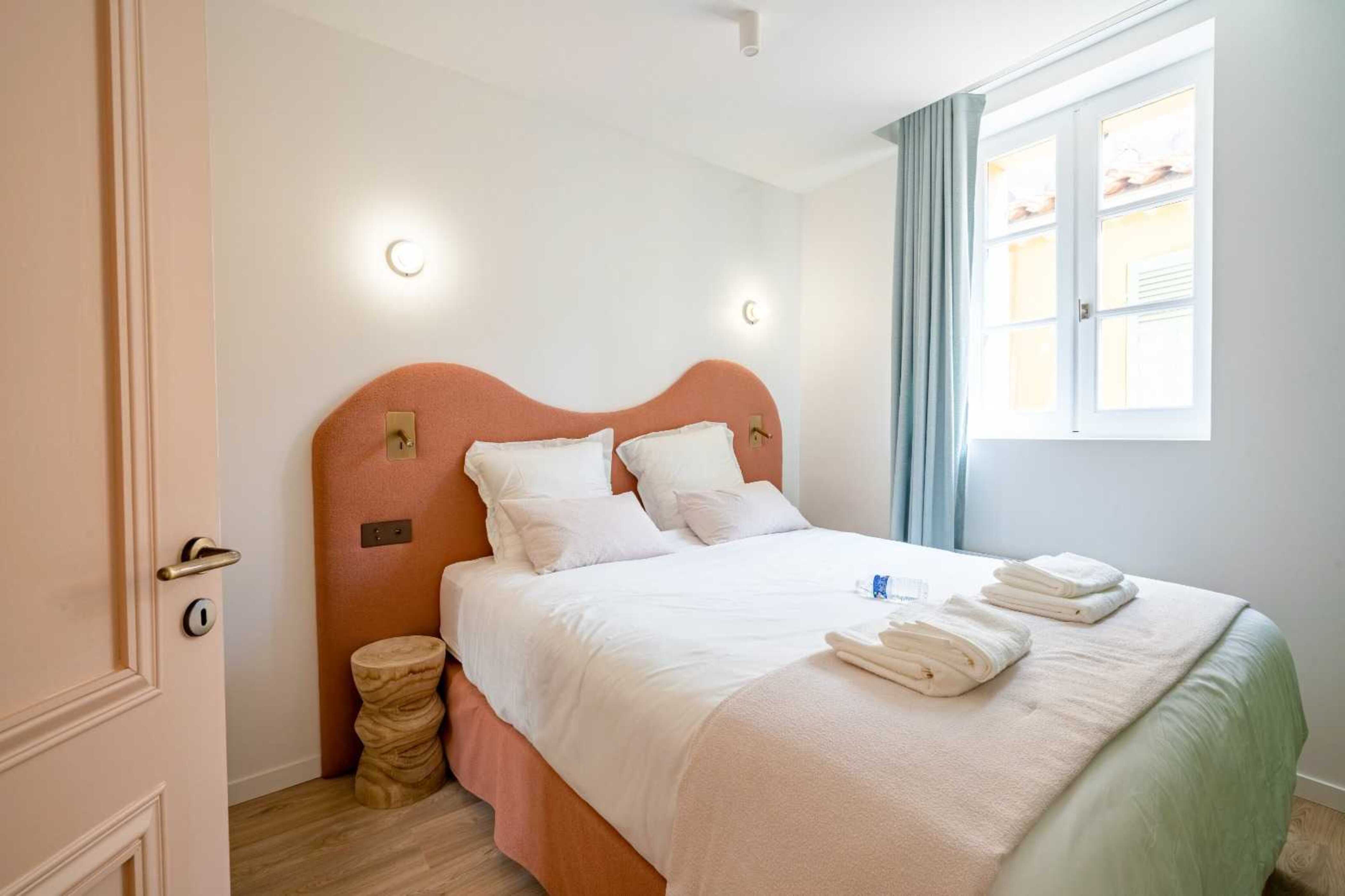 Beautiful 2BDR Flat - Hyper Centre St Tropez - Tap to explore photos