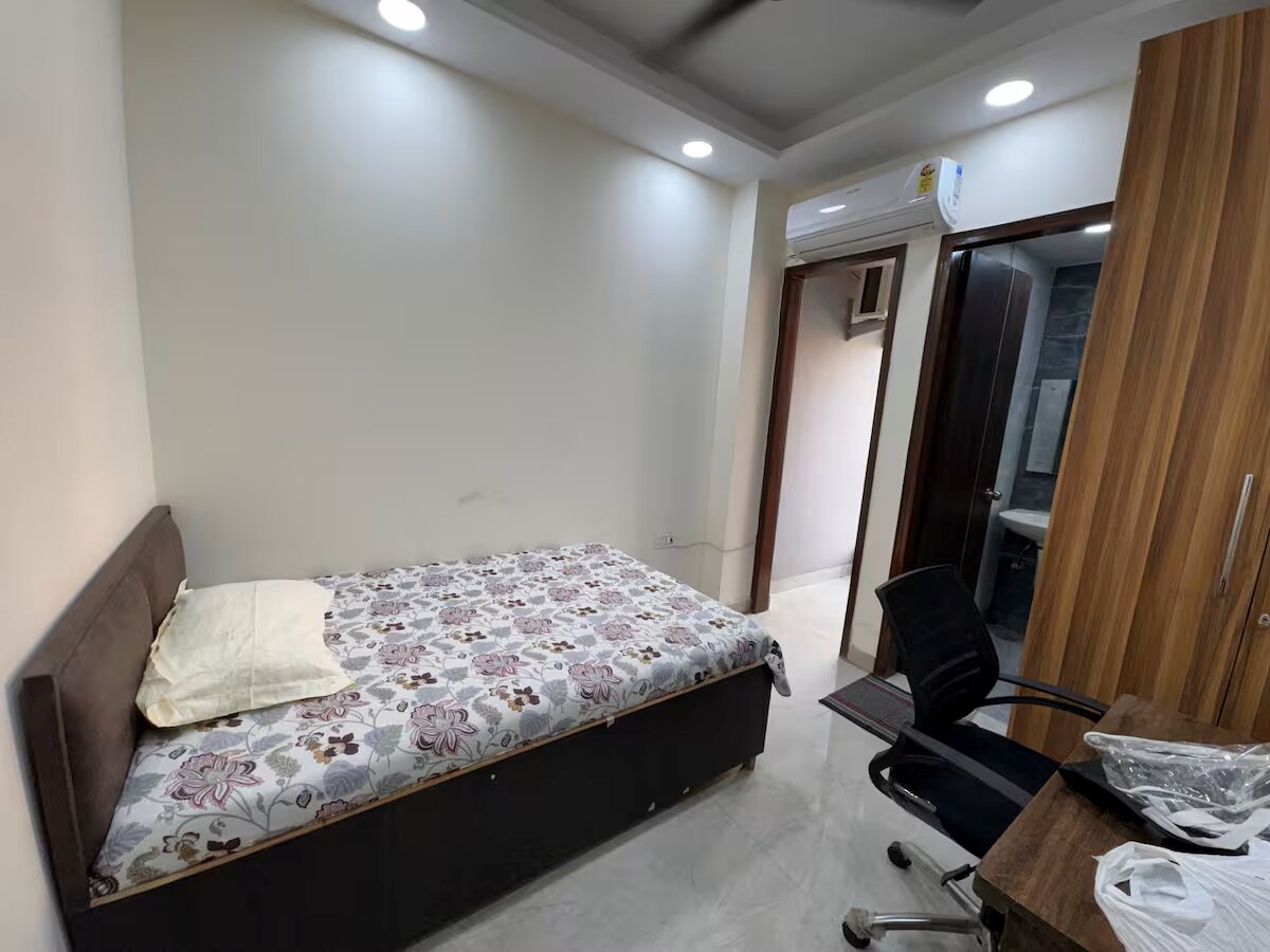 Room for peaceful stay in flat - Tap to explore photos