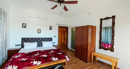 Abhi's Cottage Room Type - Mountain View with King size bed