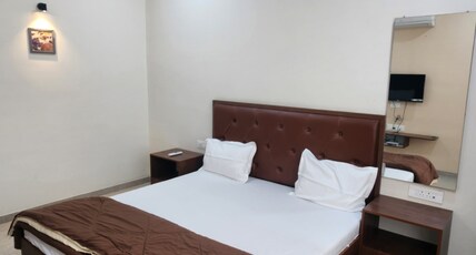 Hotel Parivar Deluxe Room Type - Deluxe Room with City View