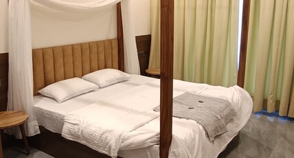 Vasundhara Inn Room Type - Luxury Room With Bathtub (2 Person)